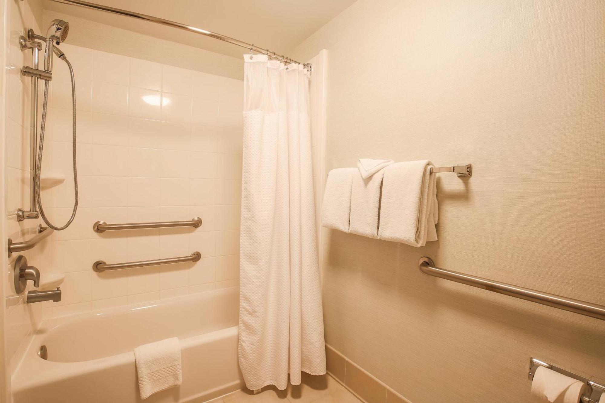 Courtyard By Marriott Grand Blanc 3*